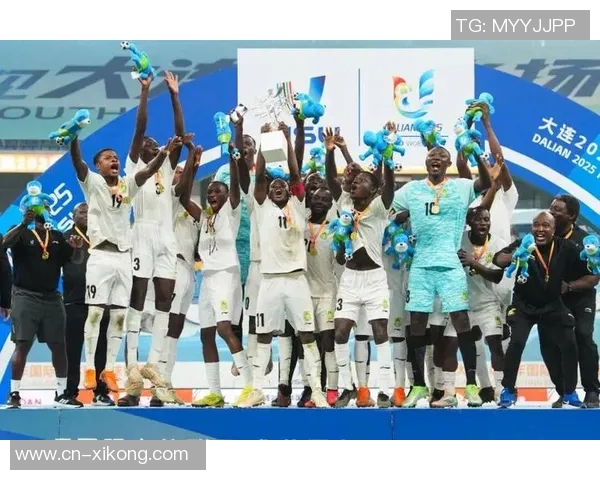 巴甲门将开球失误被对手偷袭瞬间引发全场哄笑